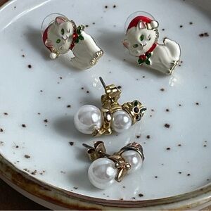 ⭐️FREE WITH PURCHASE⭐️ 
DUO Of Festive Earrings 🐈 🎅🏻 ⛄️
